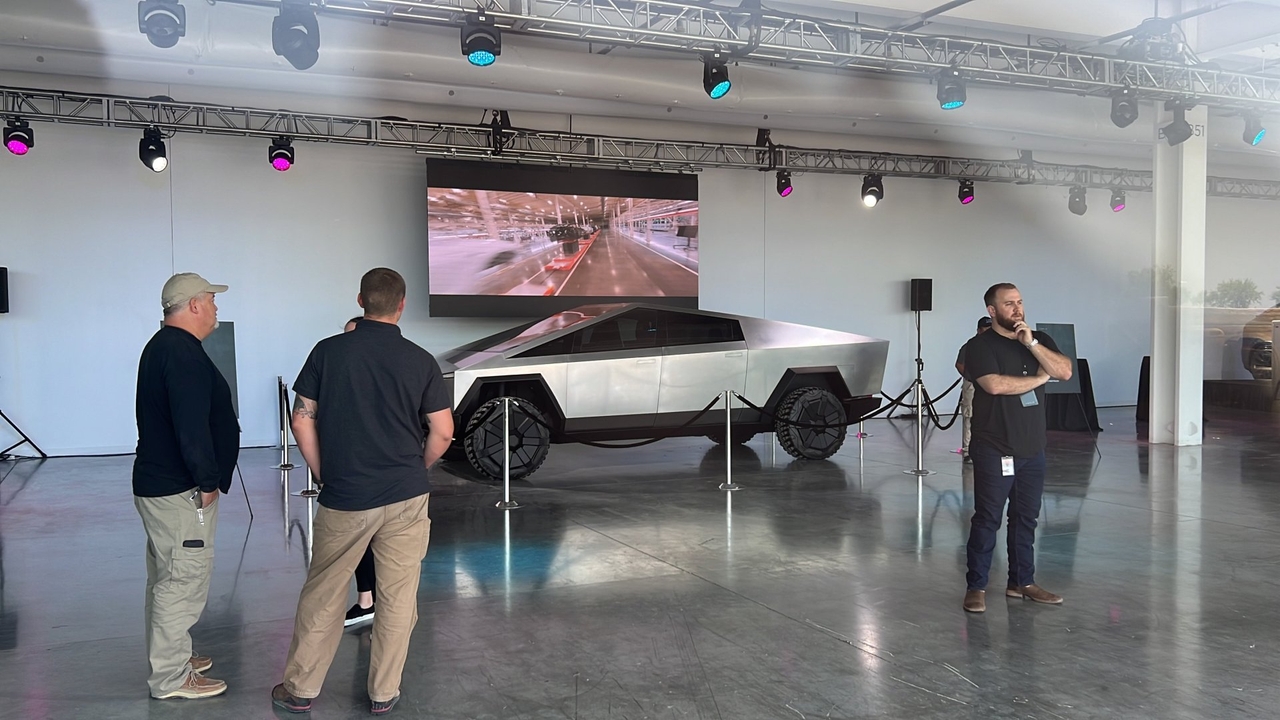 Tesla Cybertruck: nuovi dettagli rivelati durante il Cyber Roundup