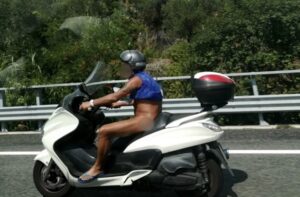Genova, in scooter in autostrada senza pantaloni e mutande: “Sto andando in un campo nudisti”