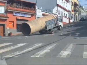 Il trasporto impossibile col camion: impenna sotto il peso eccessivo del carico [VIDEO]
