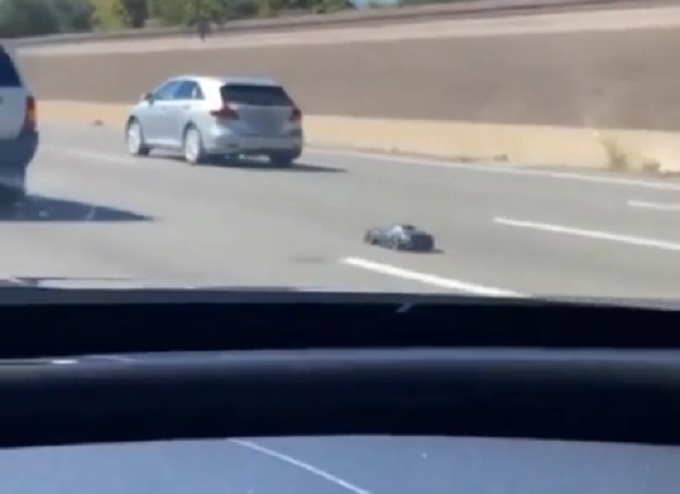 California, macchina telecomandata viaggia nel traffico in autostrada [VIDEO]