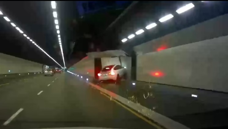 Tesla Model Y: improvvisamente contro un muro in Cina [VIDEO]