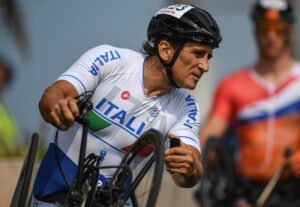 Alex Zanardi dimesso dall’ospedale di Vicenza: torna a casa 76 giorni dopo il secondo ricovero