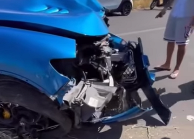 Alfa Romeo Stelvio Quadrifoglio distrutta mentre si filmano: “Senti quanto si sente?!” e poi il botto [VIDEO]