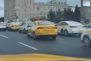 Mosca, taxi in tilt per un attacco hacker di Anonymous: rispondevano tutti alla stessa chiamata [VIDEO]