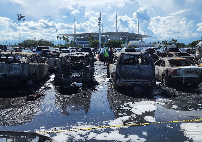 Fa festa nel parcheggio dello stadio, dimentica il barbecue acceso e va alla partita: 11 auto divorate dalle fiamme [VIDEO]