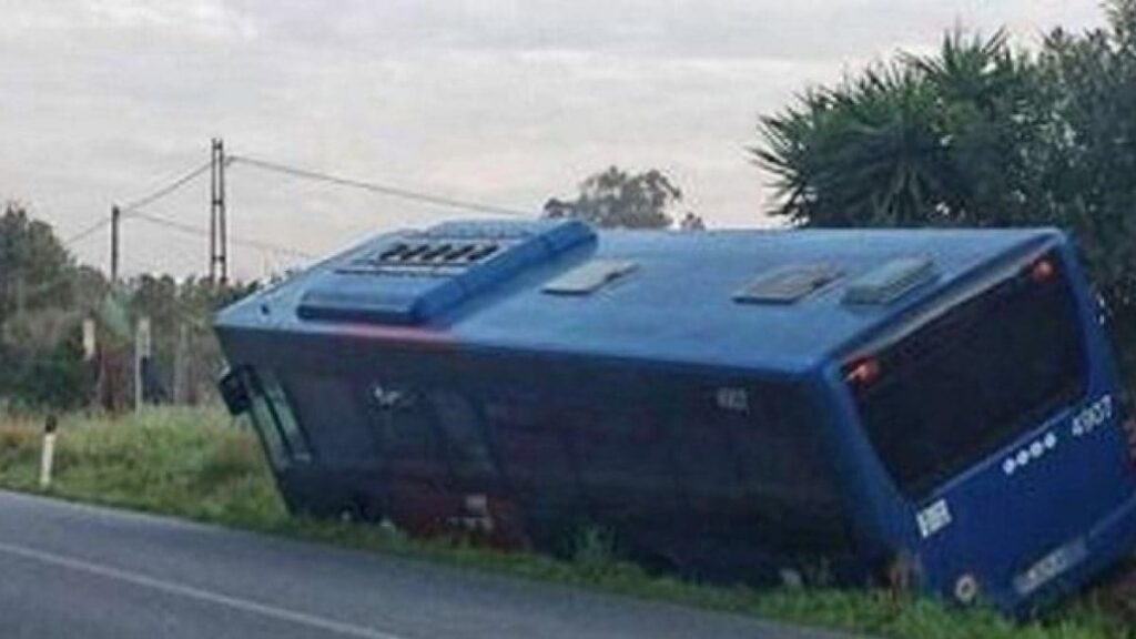 Autista sviene: autobus con 70 studenti finisce dentro un vigneto