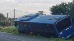 Autista sviene: autobus con 70 studenti finisce dentro un vigneto