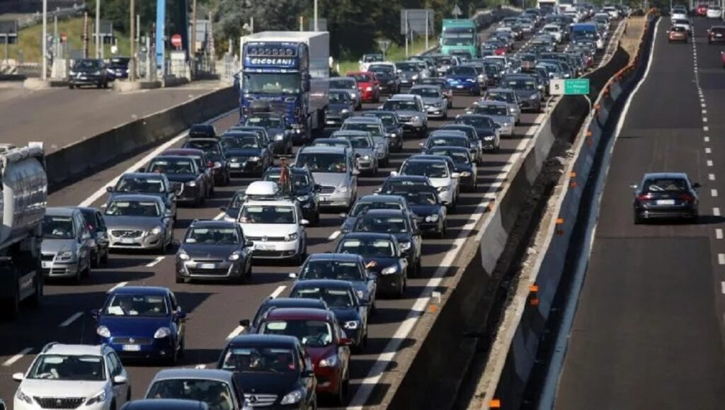 Automobilista percorre 20 km contromano e poi tampona la Polstrada sulla A1