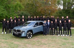 BMW consegna al Milan le auto per la stagione 2022/2023 [FOTO]