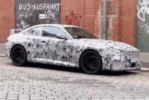 BMW M2 2023: gli ultimi prototipi hanno un alettone posteriore e quattro scarichi [VIDEO TEASER]