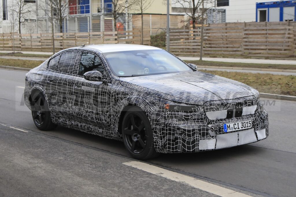 BMW M5 2024: le ultime notizie sulla plug-in sportiva [FOTO]