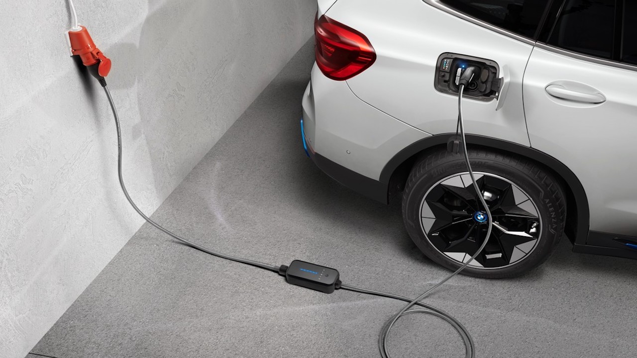 BMW svela la funzione Plug & Charge per ricaricare senza usare app e carte
