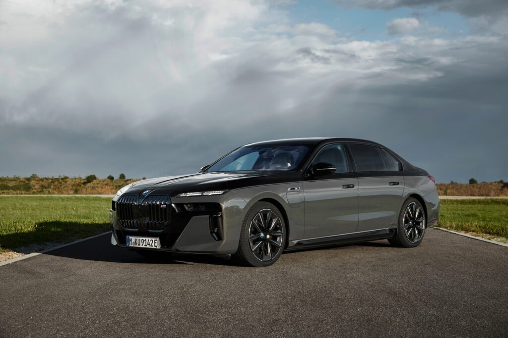 BMW Serie 7 2023: debuttano in Europa due nuove versioni ibride plug-in