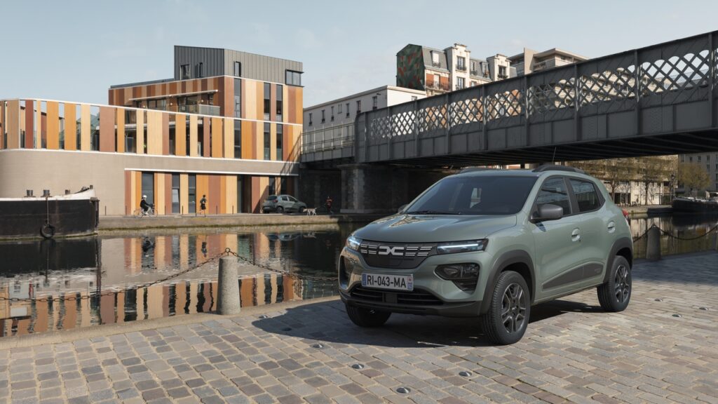 Dacia Spring: anche la city car elettrica riceve la nuova brand identity del marchio [FOTO]