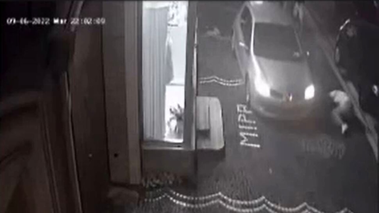 Donna investe con l’auto ragazze che avevano litigato con la figlia a Caserta