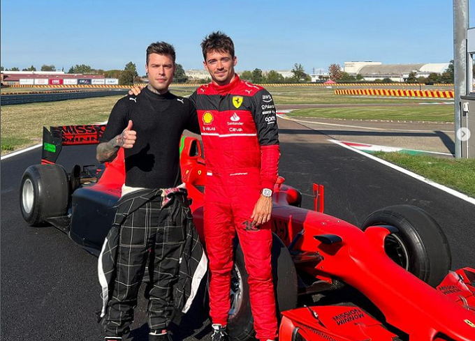 Fedez e l’adrenalina da F1: giro in pista a Fiorano con Leclerc alla guida della Ferrari [VIDEO]