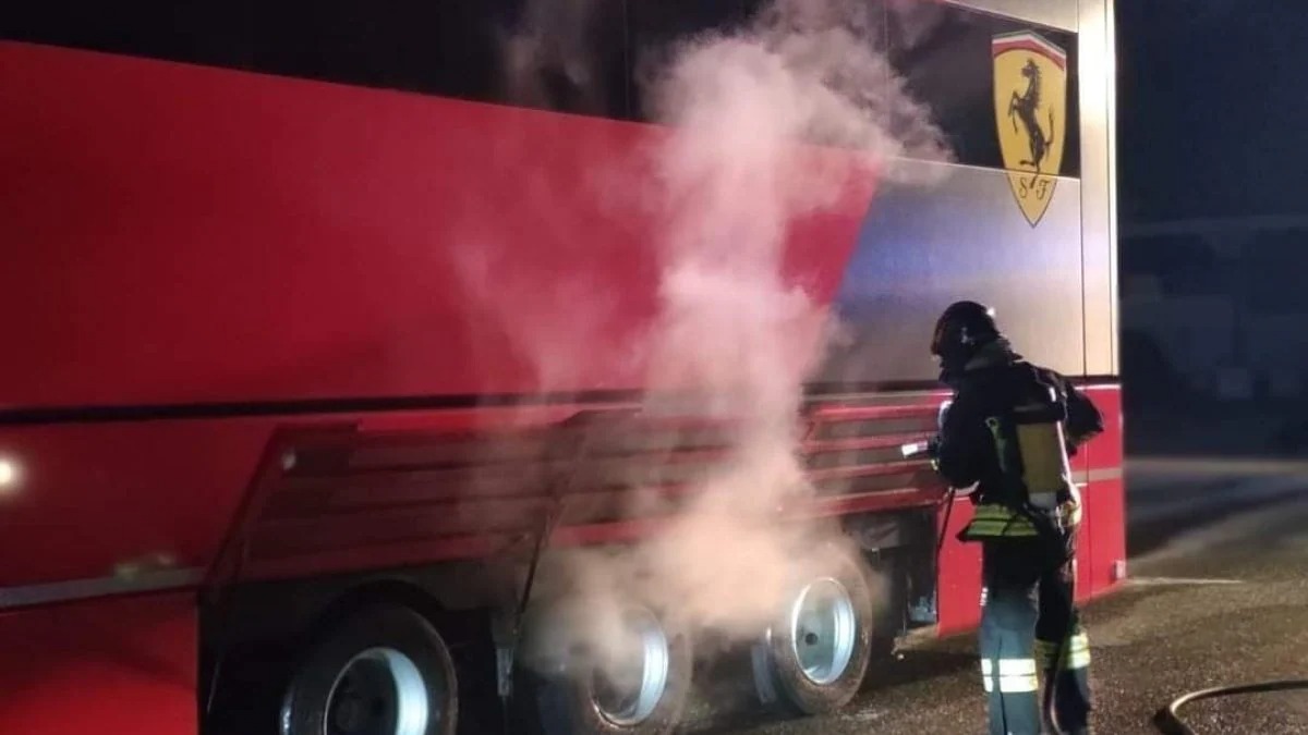 Ferrari: uno dei suoi Tir rischia di andare a fuoco con i motori dentro