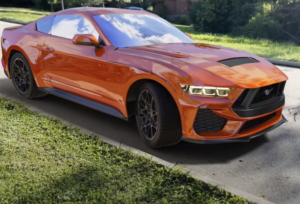 Nuova Ford Mustang: un render 3D la immagina già parcheggiata sul ciglio della strada [VIDEO]