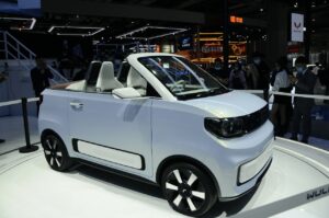 Hongguang Mini EV Cabrio: la piccola decappottabile acquistabile solo tramite lotteria