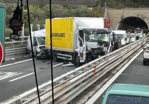 Genova, incidente sulla A12: autostrada chiusa, chilometri di coda