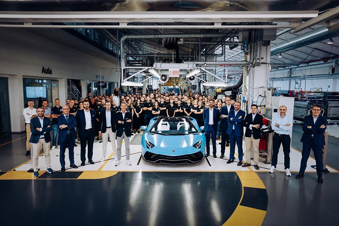 Lamborghini Aventador al capolinea: prodotto l’ultimo esemplare, finisce l’era del V12 termico “puro” [FOTO]