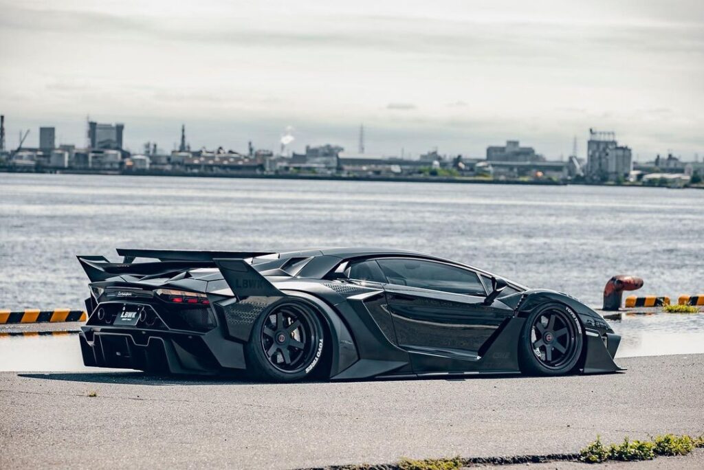 Lamborghini Aventador: la versione di Liberty Walk sembra una Batmobile [FOTO]