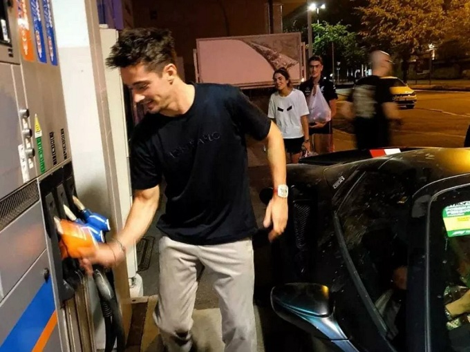 Monza, c’è Leclerc al distributore: il pilota fa benzina alla sua Ferrari 488 Pista