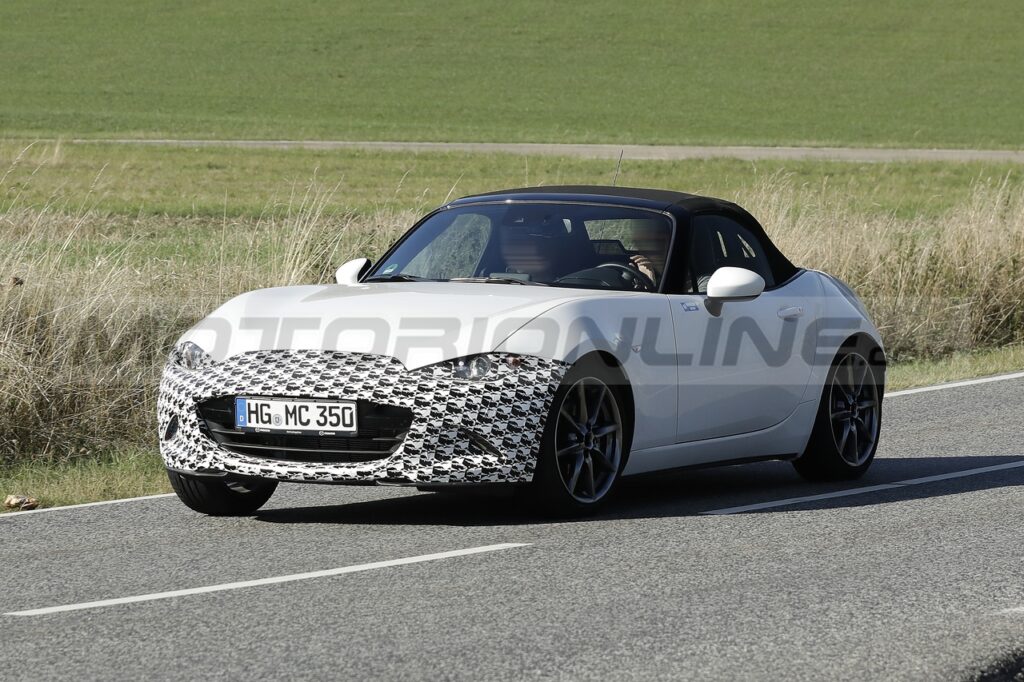 Mazda MX-5 2025: primo avvistamento della nuova generazione [FOTO SPIA]