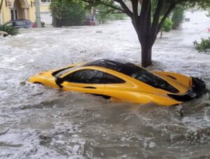 McLaren P1 travolta dall’acqua: colpita dalla furia dell’uragano Ian in Florida