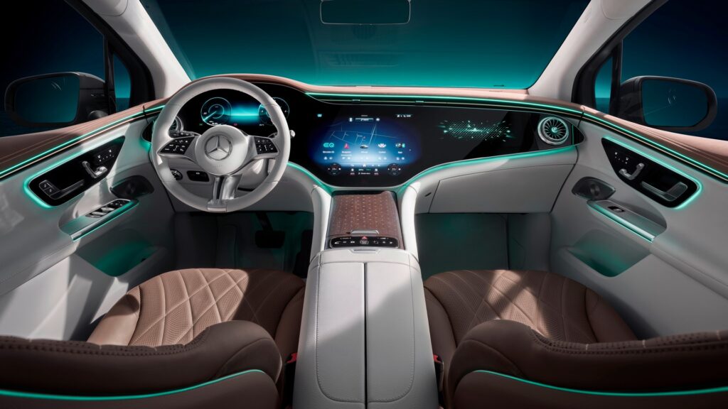 Mercedes EQE: il SUV debutterà il 16 ottobre