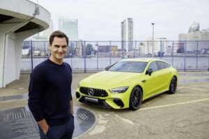 Roger Federer si ritira, Mercedes-AMG gli dedica una GT 63 S E Performance giallo neon