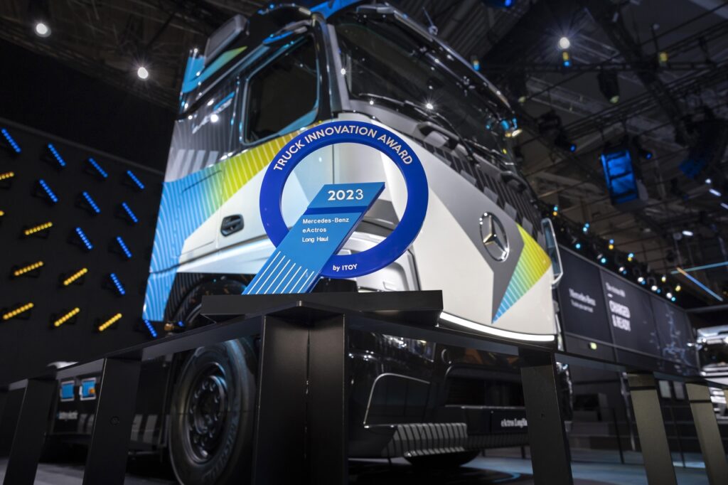 Mercedes eActros LongHaul vince il premio Truck Innovation Award 2023