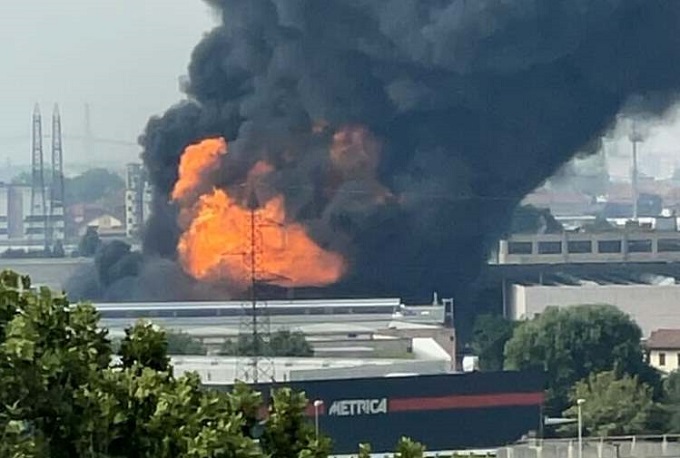 Milano, maxi-incendio alla Nitrolchimica: sei feriti, di cui uno grave. Enorme colonna di fumo nero [VIDEO]