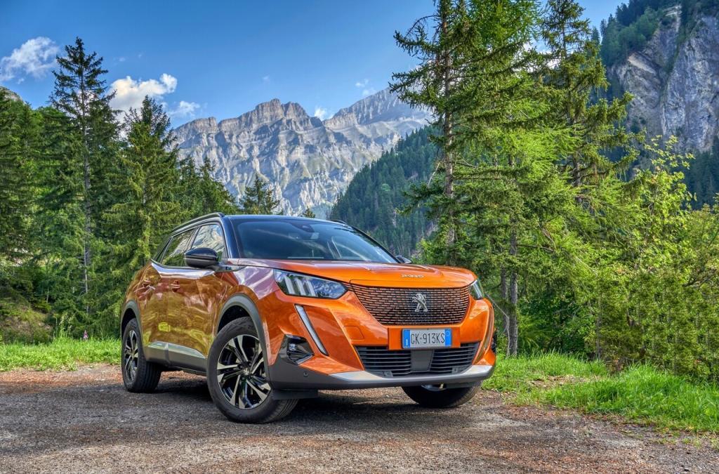 Peugeot e-2008 visita le sorgenti termali di Leukerbad [FOTO]