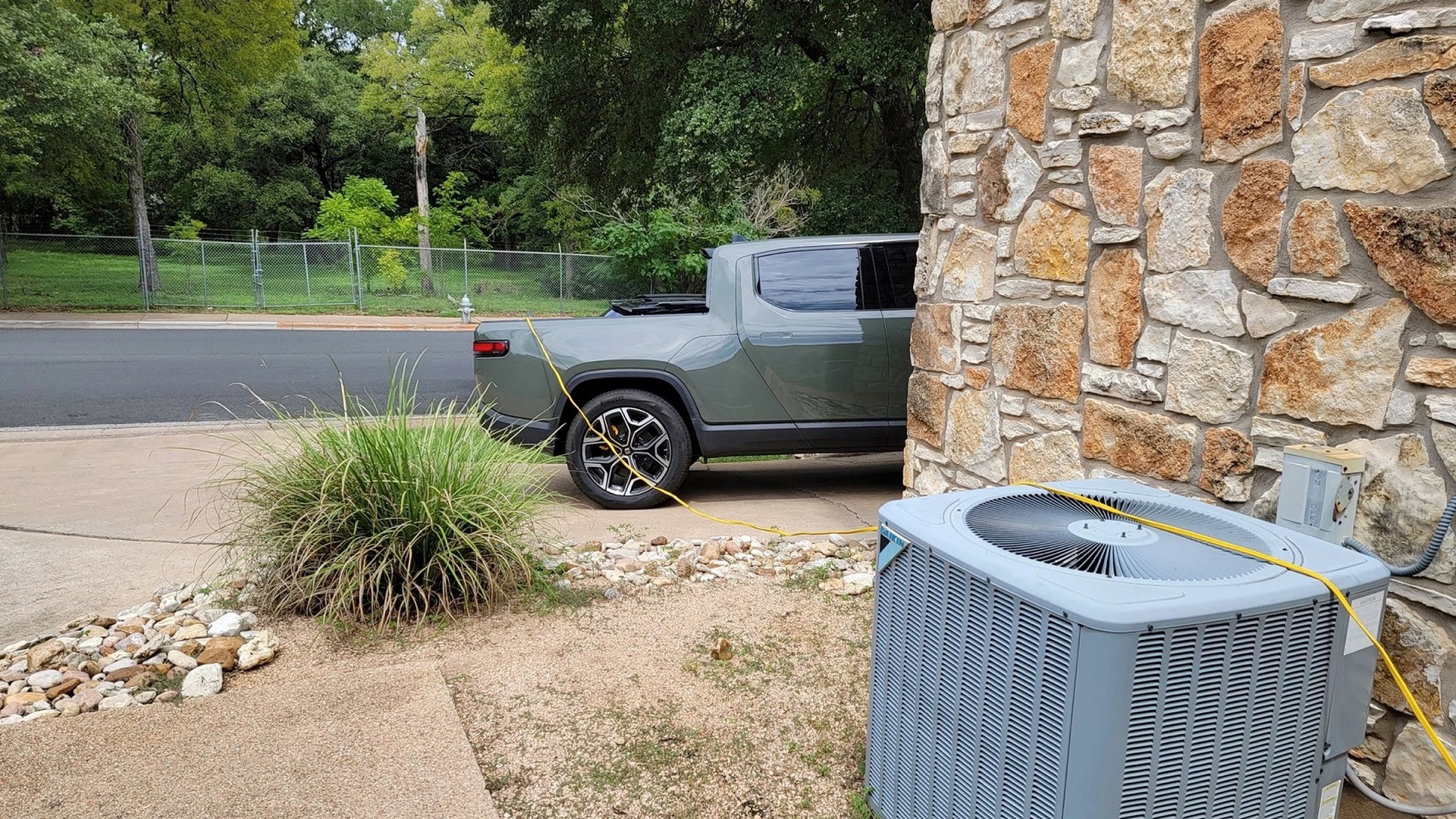 Uomo si sottopone ad una vasectomia grazie a una Rivian R1T