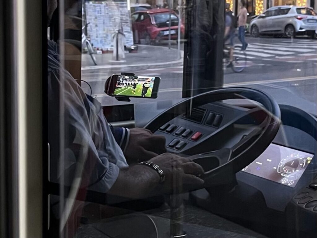 Roma, autista ATAC guarda la partita di calcio mentre guida: sospeso dal lavoro