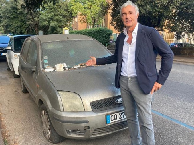 Roma, auto abbandonata su strisce blu da oltre 4 anni: dopo due mesi dalla segnalazione di Massimo Giletti è ancora lì