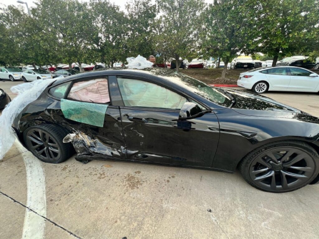 Tesla: porta la sua Model S Plaid da 150 mila dollari in officina e gliela distruggono [FOTO]