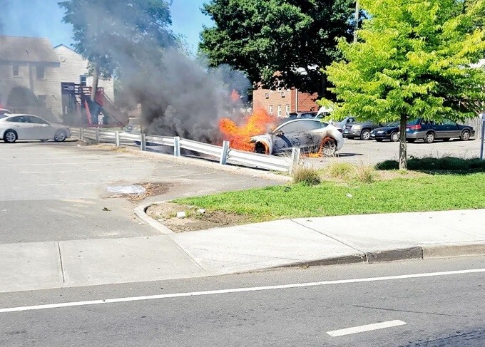Una Tesla prende fuoco in un parcheggio: i vigili del fuoco impiegano quasi un’ora per spegnere l’incendio