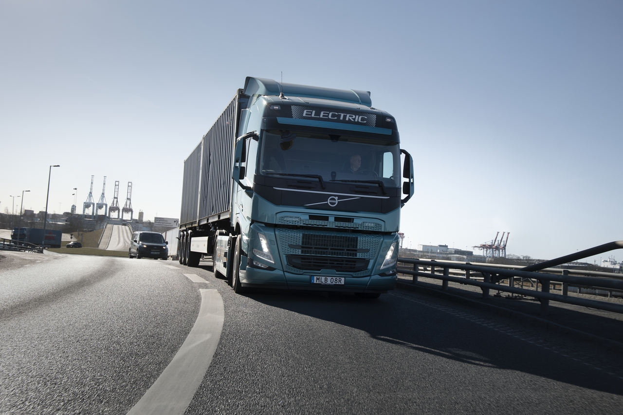 Volvo Trucks pressione settore trasporti transizione elettrica