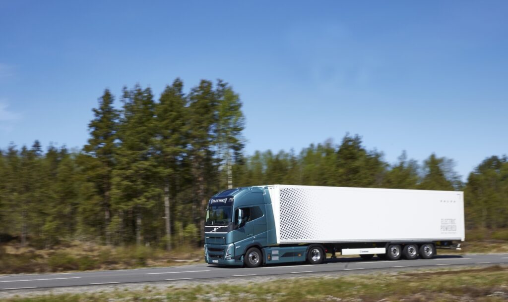 Volvo Trucks: c’è una forte pressione sul settore dei trasporti per la transizione elettrica