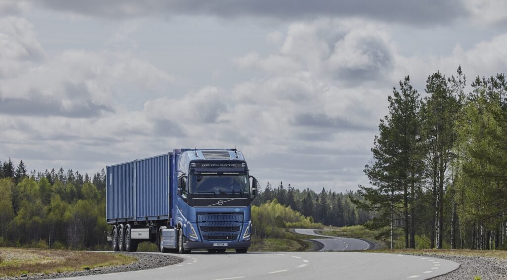 Volvo Trucks: nel 2025 partiranno i test di autocarri elettrici a celle a combustibile