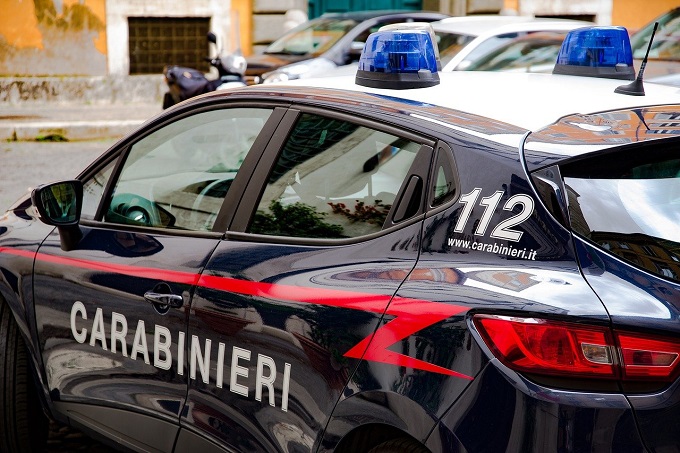 Fugge all’alt dei carabinieri, l’inseguimento e poi lo schianto contro la pattuglia