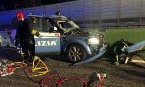 Auto della polizia finisce contro una mucca in tangenziale a Torino