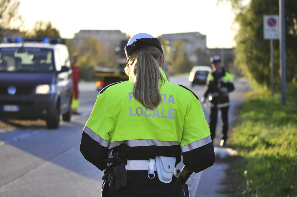 Guida senza aver mai preso la patente: multa da 5 mila euro per una 27enne