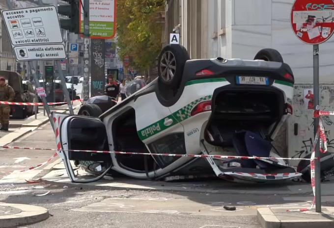 Milano, pattuglia dei vigili si ribalta dopo lo schianto con una Ferrari durante un inseguimento: quattro feriti [VIDEO]