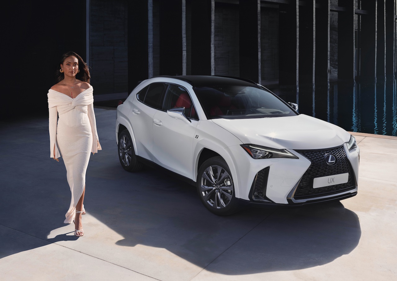 Lexus UX: Joy Crookes è la nuova ambasciatrice del crossover