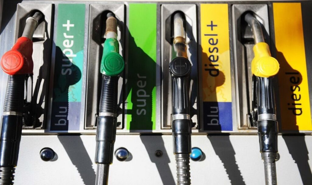 Prezzi benzina: torna a scendere anche il costo del diesel