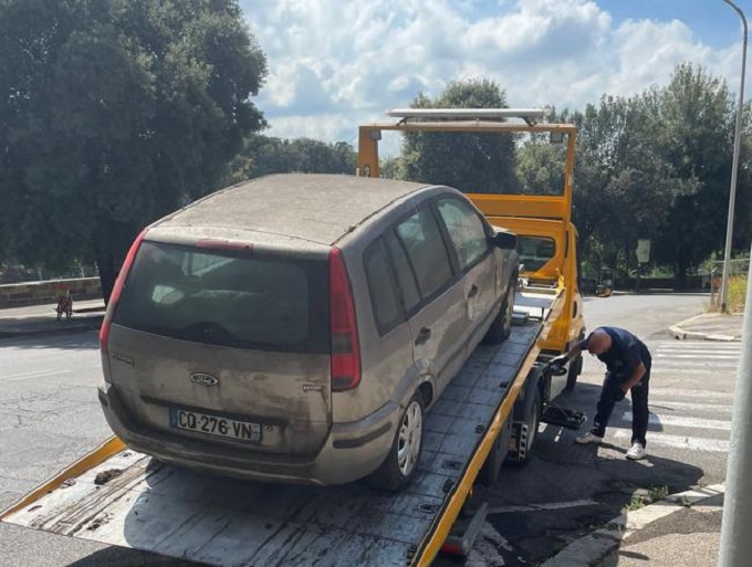 Roma, rimossa l’auto in sosta da più di 4 anni segnalata da Giletti: è intervenuto il sindaco Gualtieri