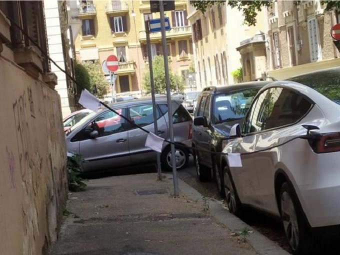 Roma, auto elettrica ricaricata dalla finestra: l’alternativo metodo col cavo sospeso sul marciapiede